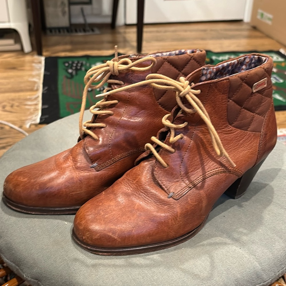 Adorable quilted Camper lace up booties - sz 37